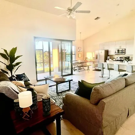 New 4 Bed House On A Canal Facing South & Door Ramp, Near Golf Course And Softball Cape Coral Exterior photo