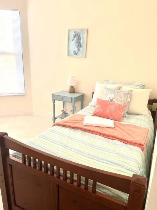 Holiday home New 4 Bed House On A Canal Facing South & Door Ramp, Near Golf Course And Softball Cape Coral