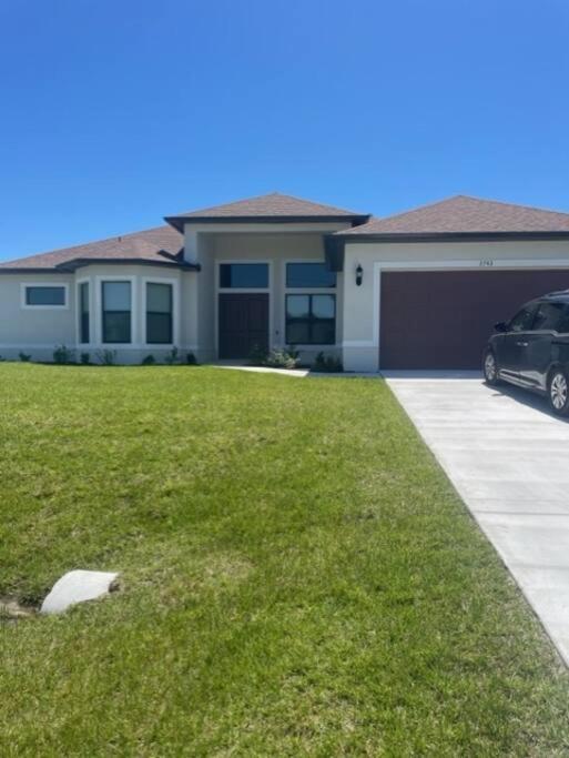 New 4 Bed House On A Canal Facing South & Door Ramp, Near Golf Course And Softball Holiday home *
