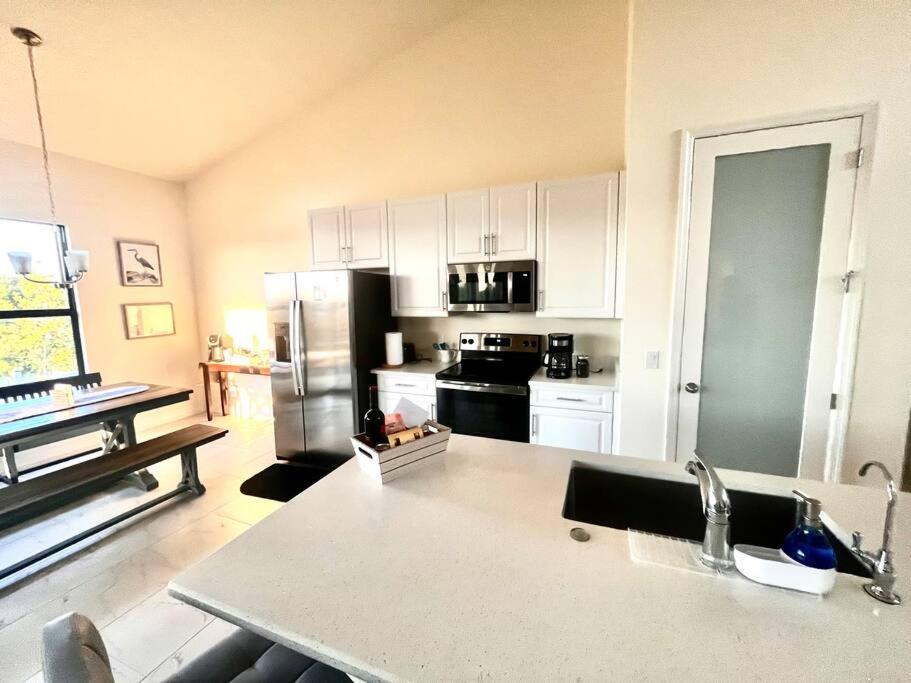 Holiday home New 4 Bed House On A Canal Facing South & Door Ramp, Near Golf Course And Softball Cape Coral