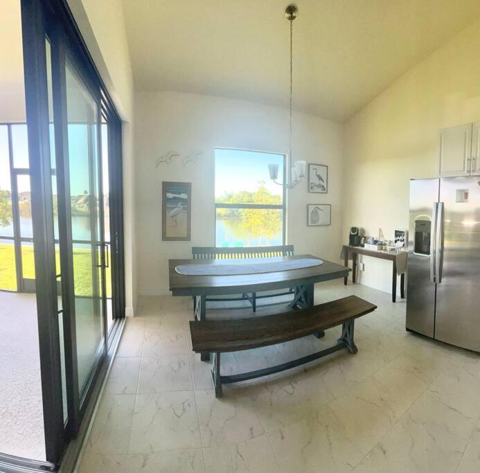 Holiday home New 4 Bed House On A Canal Facing South & Door Ramp, Near Golf Course And Softball Cape Coral