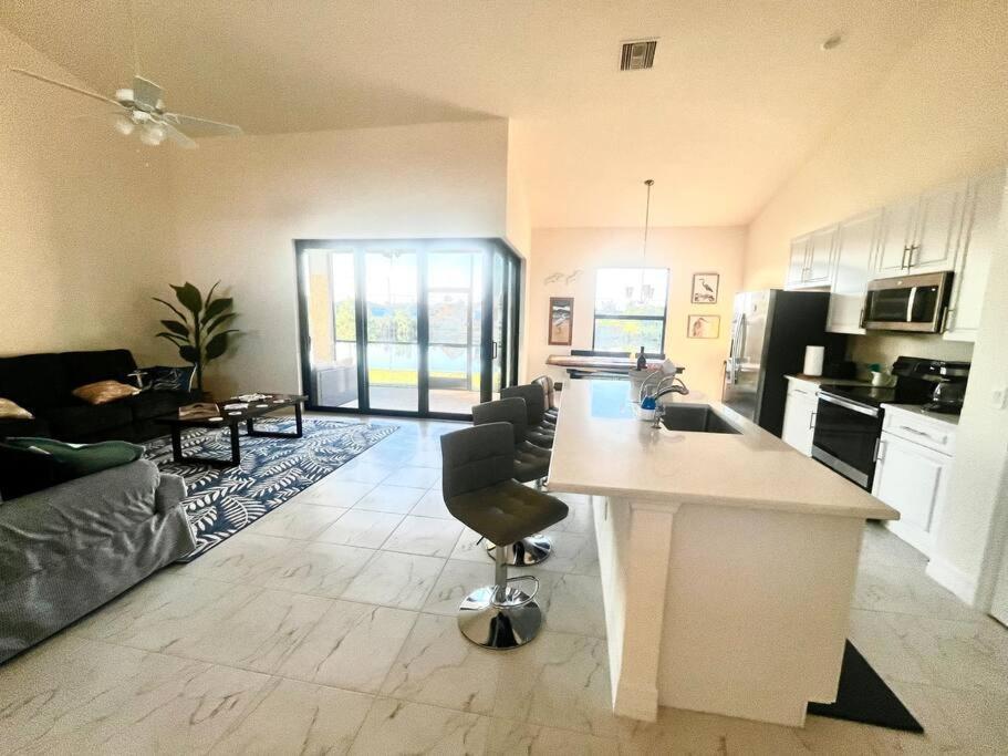 New 4 Bed House On A Canal Facing South & Door Ramp, Near Golf Course And Softball Holiday home