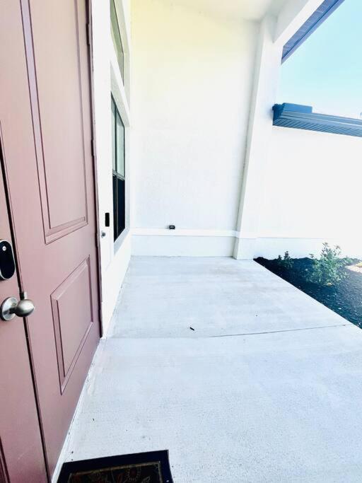 Holiday home New 4 Bed House On A Canal Facing South & Door Ramp, Near Golf Course And Softball Cape Coral