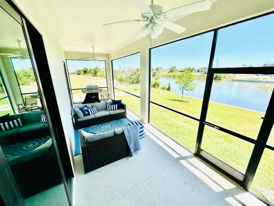 New 4 Bed House On A Canal Facing South & Door Ramp, Near Golf Course And Softball Holiday home Cape Coral
