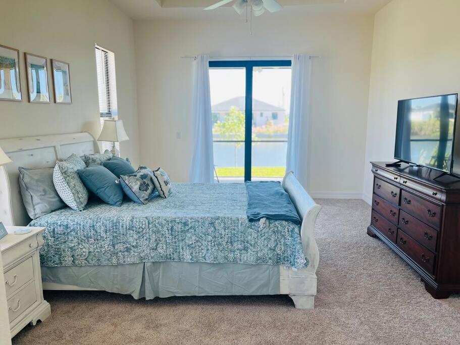 Holiday home New 4 Bed House On A Canal Facing South & Door Ramp, Near Golf Course And Softball Cape Coral